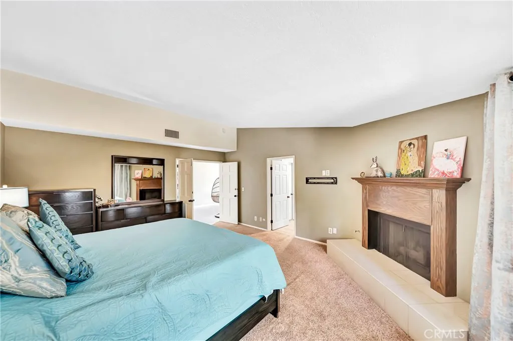 24420 Victory 5, Woodland Hills, California 91367 home-pic-17